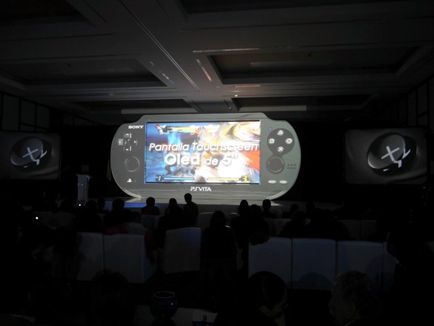 subir3 En esta foto se puede apreciar mejor cómo proyectaron un Vita sobre una pantalla que tenía su forma